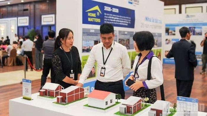 Các đại biểu tại hội thảo quốc tế “Nhà ở bao trùm - Kinh nghiệm và thực tiễn ở Việt Nam và quốc tế”.