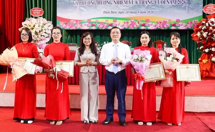Đồng chí Nguyễn Công Tám cùng cán bộ phường Điện Biên Phủ trao Bằng khen của Chủ tịch Ủy ban nhân dân tỉnh Điện Biên tặng các đồng chí có thành tích xuất sắc trong công tác.