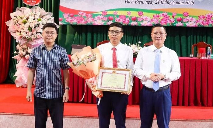Thừa ủy quyền Bộ trưởng Tài chính, đồng chí Nguyễn Công Tám trao Bằng khen và chúc mừng đồng chí Nguyễn Ngọc Cẩm, Tổng Giám đốc Công ty cổ phần cao-su Điện Biên được tặng Bằng khen có thành tích xuất sắc trong công tác.