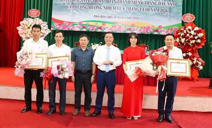 Đồng chí Nguyễn Công Tám và lãnh đạo phường Điện Biên Phủ trao Bằng khen của Ban Chấp hành Đảng bộ Chính phủ tặng 4 đồng chí hoàn thành xuất sắc nhiệm vụ 5 năm liên tiếp.