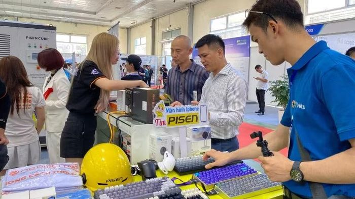 Hội chợ triển lãm thu hút đông đảo khách tham quan.