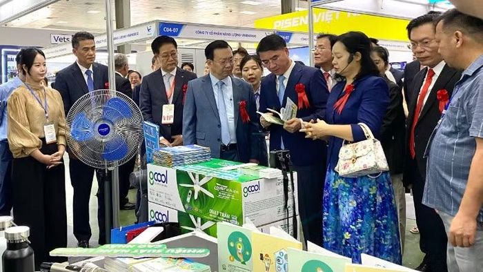 Lãnh đạo thành phố Hà Nội và thành phố Busan (Hàn Quốc) tham quan các gian hàng tại Hội chợ.