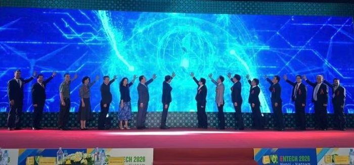 Các đại biểu thực hiện nghi thức khai mạc chương trình.