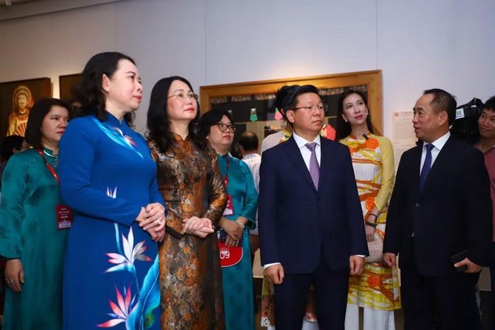 Các đại biểu tham quan Triển lãm chuyên đề "Tác phẩm mới trong sưu tập của Bảo tàng Mỹ thuật Việt Nam" (2016-2026).