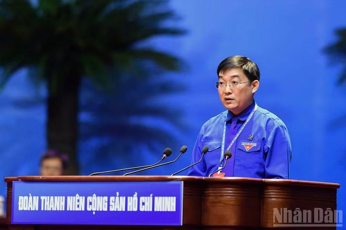 Đồng chí Bùi Minh Tuấn đọc báo cáo thẩm tra tư cách đại biểu.