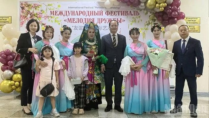 Tổng lãnh sự Nguyễn Việt Kiên (giữa), Phó Chủ tịch Hội người Việt tại Primorye Đào Mạnh Dũng (ngoài cùng bên phải), cán bộ Tổng lãnh sự quán cùng đội văn nghệ của cộng đồng người Việt tại Primorye tham gia giao lưu nghệ thuật tại Lễ hội.