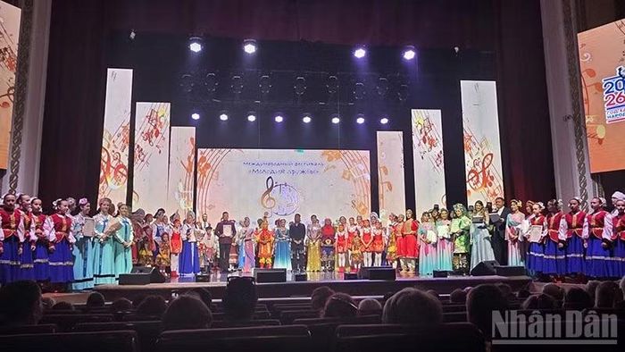 Cộng đồng các dân tộc tham gia Lễ hội văn hóa quốc tế tại Viễn Đông nước Nga.