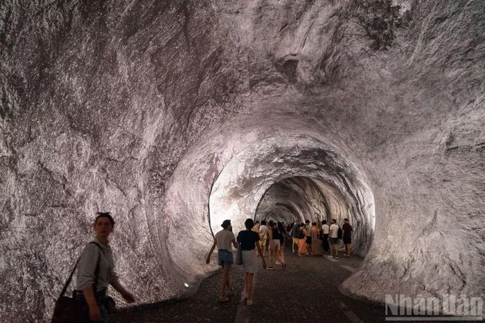 Không gian bên trong tái hiện những vách đá và đường hầm như trong các hang động tự nhiên, tách biệt hoàn toàn với cảnh quan đô thị phía bên ngoài.