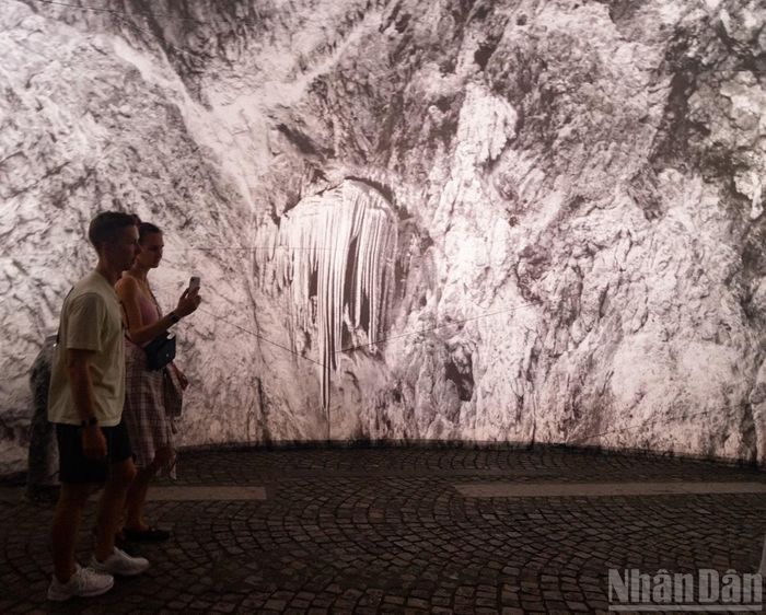 Ánh sáng hắt lên các bề mặt đá tạo nên khung cảnh huyền ảo. Những hình ảnh đá vôi được in trên chất liệu bơm hơi mô phỏng loại đá từng góp phần xây dựng nên Paris cổ xưa.