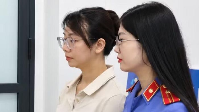 Bị can Lê Thị Hồng Nhung (áo trắng).