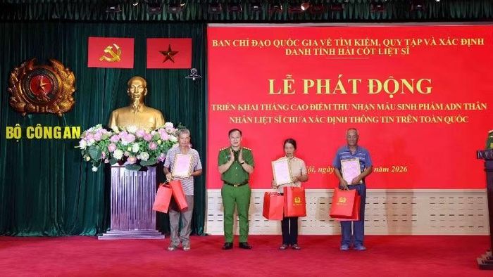 Thứ trưởng Nguyễn Văn Long trao quà của Bộ Công an tặng đại diện gia đình các liệt sĩ.