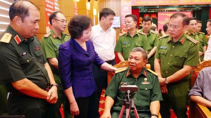 Phó Thủ tướng Phạm Thị Thanh Trà thăm hỏi thân nhân gia đình các anh hùng liệt sĩ có mặt tại điểm thu nhận mẫu sinh phẩm ADN.