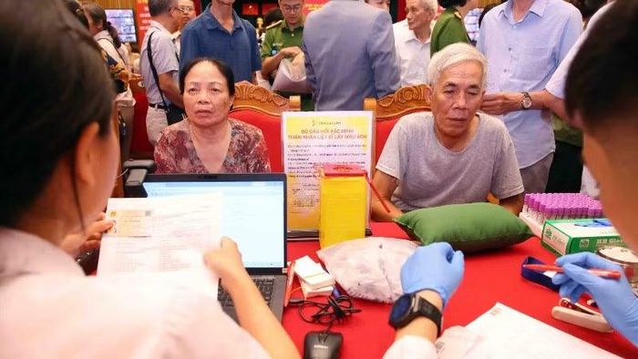 Hoạt động thu nhận mẫu sinh phẩm.
