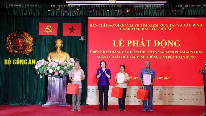Phó Thủ tướng Phạm Thị Thanh Trà trao Thông báo kết quả giám định ADN hài cốt liệt sĩ cho thân nhân của 3 liệt sĩ.