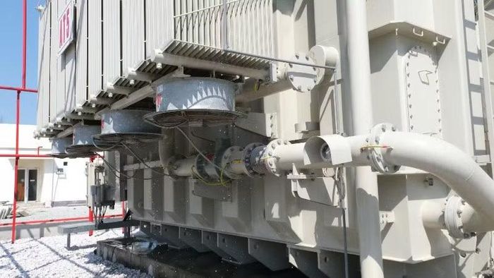 Hệ thống máy biến áp được thường xuyên phun nước làm mát để giảm nhiệt.