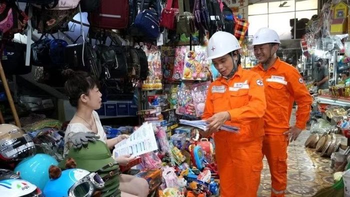 EVNNPC đẩy mạnh tuyên truyền sử dụng điện tiết kiệm và hiệu quả, góp phần giảm áp lực cho hệ thống điện trong mùa nắng nóng.
