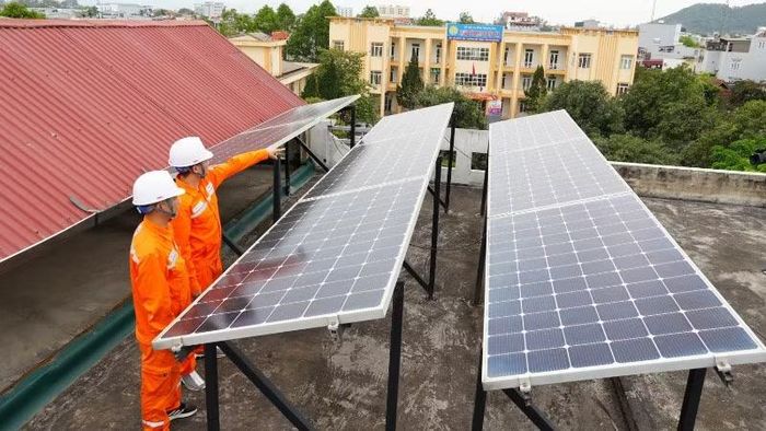 EVNNPC tích cực đồng hành cùng khách hàng trong việc phát triển điện mặt trời mái nhà tự sản, tự tiêu, các giải pháp lưu trữ năng lượng và sử dụng điện tiết kiệm.