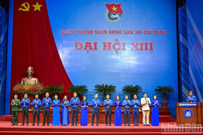 Đoàn Chủ tịch ra mắt Đại hội.