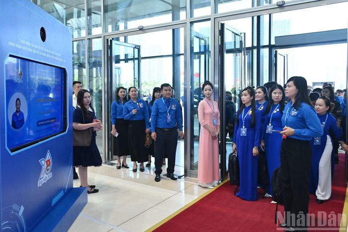 Đại hội ứng dụng công nghệ trong quá trình nhận diện, điểm danh các đại biểu tới dự Đại hội.