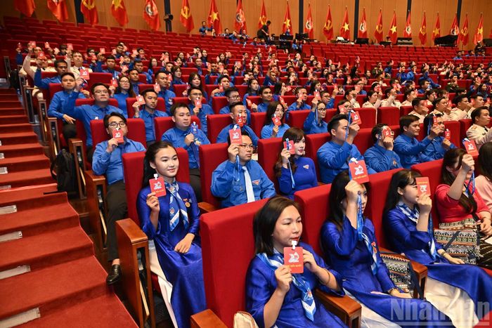 Các đại biểu biểu quyết tại phiên khai mạc.