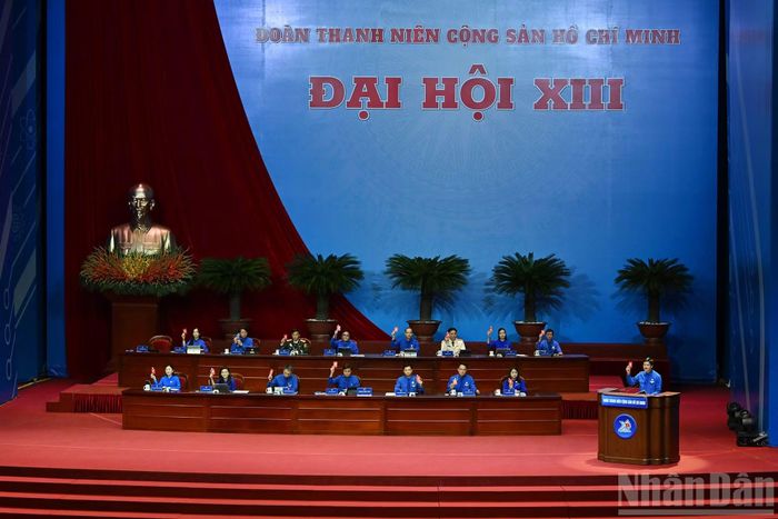 Đoàn Chủ tịch biểu quyết tại phiên khai mạc.