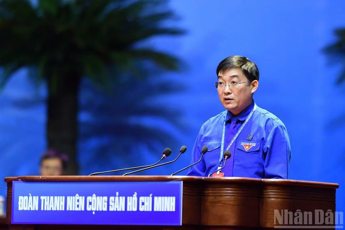 Ủy viên Ban Thường vụ Trung ương Đoàn, Trưởng ban Công tác Đoàn Bùi Minh Tuấn trình bày Báo cáo thẩm tra tư cách đại biểu tại phiên khai mạc.