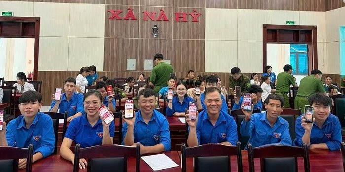 Đoàn viên thanh niên xã Nà Hỳ hào hứng tham gia mô hình "Gia đình số - Chi hội số" do hội viên phụ nữ thực hiện.