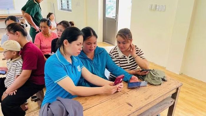 Hội viên phụ nữ xã Nà Hỳ hướng dẫn nhân dân thực hiện các giao dịch trên nền tảng số.