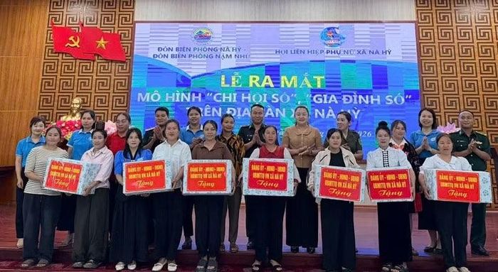 Lãnh đạo xã Nà Hỳ tặng quà ban chủ nhiệm 7 mô hình "Gia đình số-Chi hội số" thuộc xã Nà Hỳ.