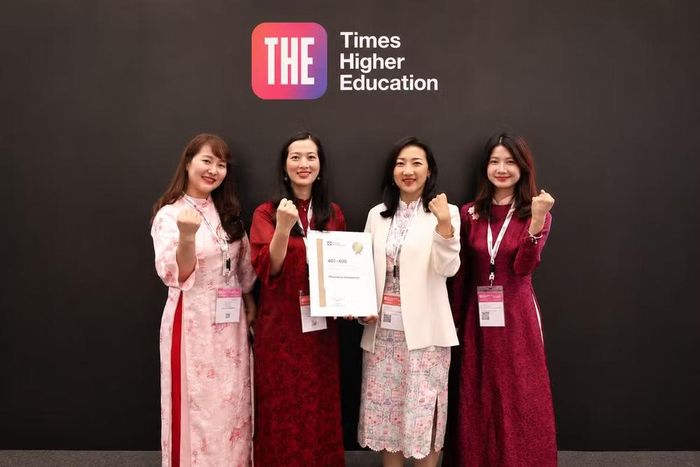 Đại diện Đại học Phenikaa nhận chứng nhận THE Impact Rankings 2026. (Ảnh: Phenikaa)