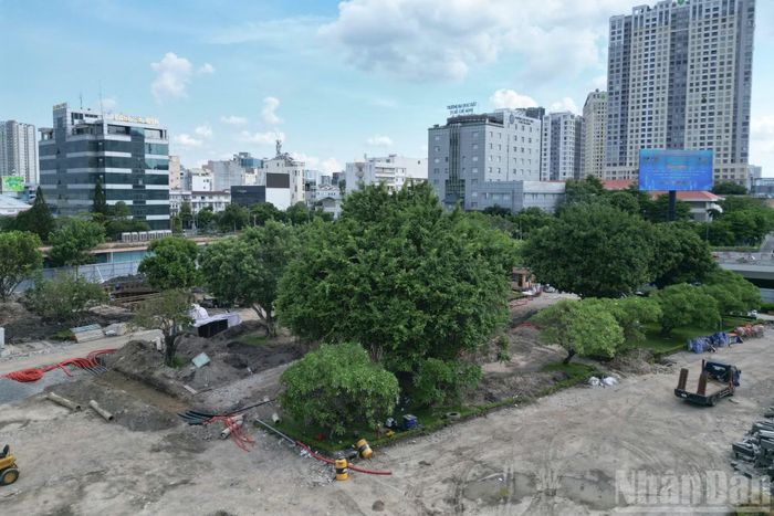Mới đây, tại kỳ họp thứ 3 Hội đồng nhân dân Thành phố Hồ Chí Minh khóa XI, nhiệm kỳ 2026-2031, Ủy ban nhân dân Thành phố Hồ Chí Minh trình chủ trương đầu tư dự án Công viên văn hóa Bến Nhà Rồng-Khánh Hội và cây xanh công cộng Bến Bạch Đằng theo phương thức đối tác công tư (PPP), hợp đồng BT.