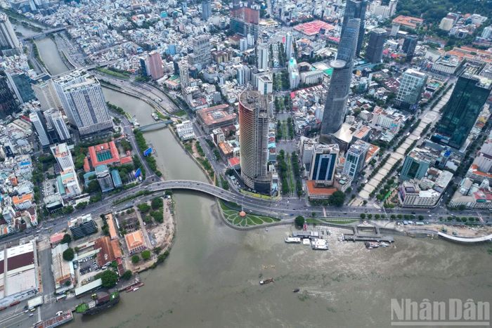 Trước đó, ngày 29/4/2026, Ủy ban nhân dân Thành phố Hồ Chí Minh tổ chức lễ khởi công dự án cải tạo, chỉnh trang Bảo tàng Hồ Chí Minh-Chi nhánh Thành phố Hồ Chí Minh, tại Bến Nhà Rồng, phường Xóm Chiếu. Đây là hạng mục mở đầu giai đoạn 1 của dự án Công viên văn hóa Bến Nhà Rồng-Khánh Hội và không gian cây xanh công cộng ven sông Sài Gòn.