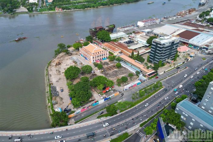 Sau hơn một tháng khởi công chỉnh trang Bảo tàng Hồ Chí Minh tại Bến Nhà Rồng, công trường nhộn nhịp thi công, mở đầu siêu dự án ven sông Sài Gòn quy mô lớn.