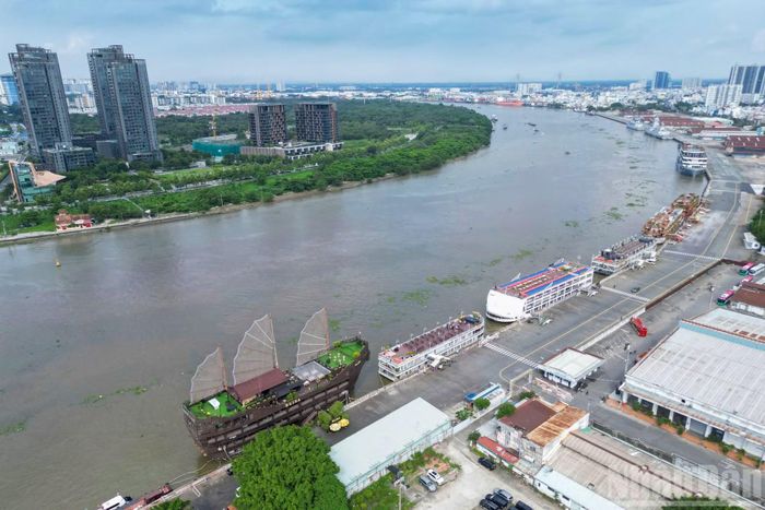 Tuy nhiên, ngoài phạm vi bảo tàng, một số khu vực thuộc dự án vẫn chưa hoàn tất giải phóng mặt bằng. Nhiều kho bãi, tàu thuyền và hoạt động neo đậu vẫn đang tồn tại trong khu vực quy hoạch.