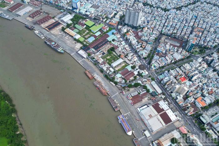 Dự án triển khai tại hai khu vực chính là Bến Nhà Rồng-Khánh Hội và Bến Bạch Đằng. Tại khu vực Bến Nhà Rồng, nhiều hạng mục được đề xuất như công viên văn hóa, không gian trưng bày, thư viện, khu sự kiện, phục dựng mô hình tàu Amiral Latouche Tréville phục vụ tham quan.