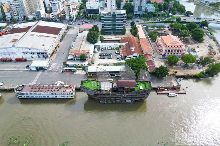 Theo ghi nhận, tại khu vực bảo tàng đã được quây tôn, nhiều máy móc, thiết bị cùng lực lượng thi công được huy động liên tục để triển khai các hạng mục chỉnh trang theo đúng tiến độ đề ra.