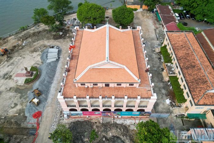 Cụm công trình do người Pháp xây dựng từ năm 1863, ban đầu mang tên Trụ sở Công ty Vận tải Hoàng đế, chính thức hoạt động từ năm 1864. Đây từng là thương cảng lớn và lâu đời bậc nhất Nam Bộ, gắn liền với lịch sử giao thương của Sài Gòn-Chợ Lớn.