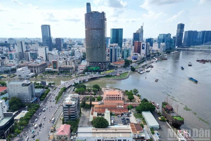 Dự án chỉnh trang và phát triển khu vực ven sông Sài Gòn sẽ bổ sung nhiều mảng xanh, công trình thể thao, dịch vụ, bãi đậu xe và không gian công cộng ven sông. Về giao thông, dự án bao gồm mở rộng đường Nguyễn Tất Thành, xây dựng hầm chui Hoàng Diệu, nâng cấp cầu Tân Thuận 1 và 2 cùng các tuyến kết nối nhằm giảm ùn tắc khu vực phía tây sông Sài Gòn. Tại Bến Bạch Đằng, dự án sẽ ngầm hóa một phần đường Tôn Đức Thắng, xây dựng bãi đỗ xe ngầm, mở rộng bờ sông, cải tạo công viên và phát triển các điểm ngắm cảnh, bến tàu du lịch. Dự tính triển khai từ quý 3/2026 đến quý 2/2029. Khi hoàn thành, khu vực ven sông sẽ trở thành không gian văn hóa, lịch sử và sinh thái hiện đại, kết nối với Cảng Nhà Rồng và tạo điểm nhấn mới cho Thành phố Hồ Chí Minh.