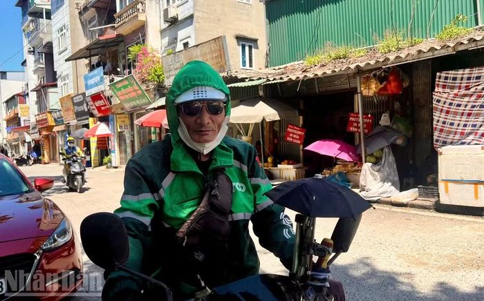 “Biết là nắng độc hại nhưng mình nghỉ thì không có tiền. Khách đặt xe giờ nào thì mình chạy giờ đó”, ông Minh chia sẻ. (Ảnh: Yến Phương)