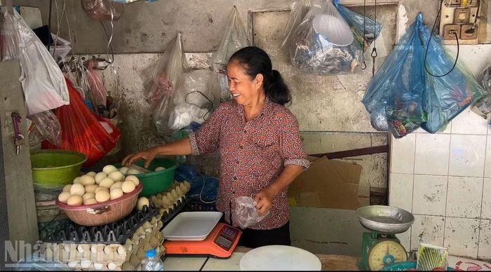 Quầy hàng của bà Thắm vẫn còn nhiều mặt hàng dù đã qua giờ cao điểm bán.