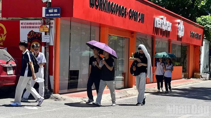 Người dân đối mặt với nguy cơ sốc nhiệt khi nền nhiệt nhiều nơi vượt 40 độ C.