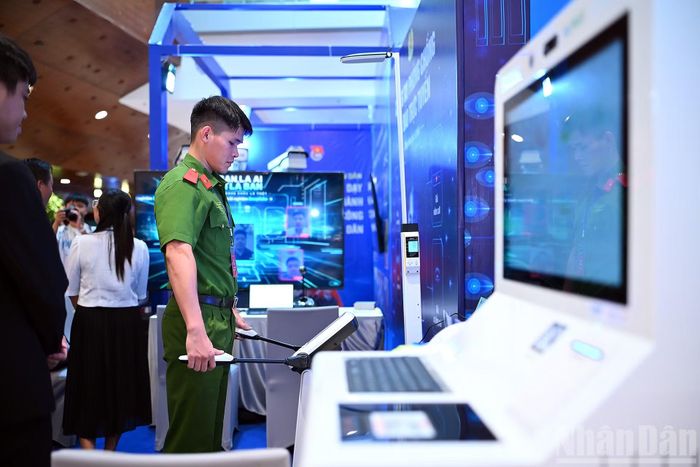 Nhiều đại biểu hào hứng trải nghiệm công nghệ chăm sóc sức khỏe thông minh, thể hiện dấu ấn nổi bật của tuổi trẻ trong kỷ nguyên vươn mình của dân tộc.