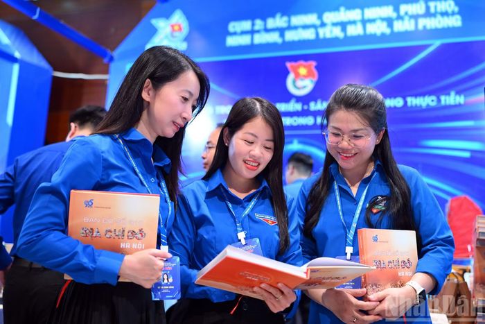 Cũng tại triển lãm, Ban tổ chức đã khéo léo lồng ghép những không gian giàu cảm xúc với chủ đề "Những câu chuyện thời hoa lửa", nơi các đại biểu được hòa mình vào những năm tháng hào hùng của nhiều thế hệ đi trước.