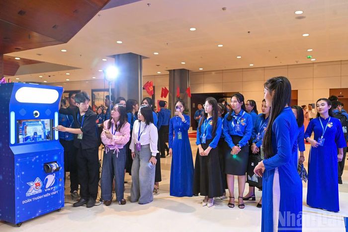 Các đại biểu xếp hàng chụp ảnh check-in Đại hội trong khuôn khổ triển lãm.