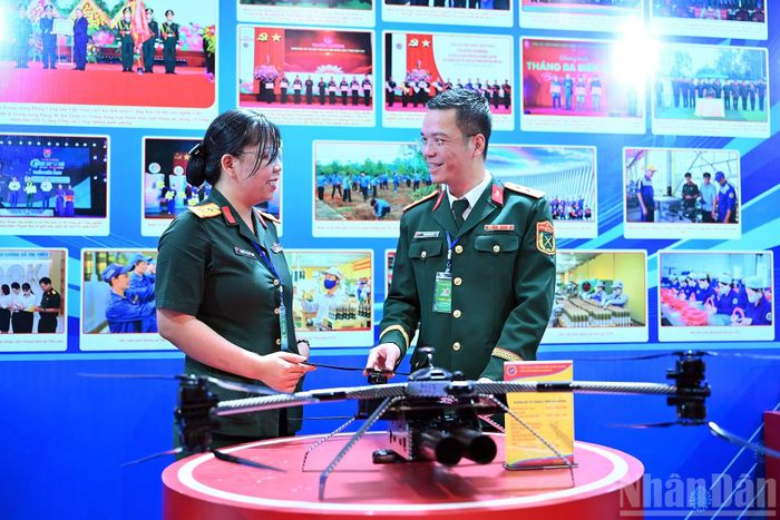 Gian trưng bày của Ban Thanh niên Quân đội tại Đại hội Đoàn toàn quốc lần thứ XIII là địa điểm được nhiều đại biểu ghé thăm, bởi đây thật sự đã trở thành hành trình truyền cảm hứng, khơi dậy niềm tự hào, ý chí cống hiến và khát vọng vươn lên của tuổi trẻ Việt Nam thông qua những thành tựu khoa học-kỹ thuật của tuổi trẻ toàn quân.