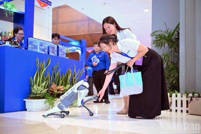 Chú chó robot này luôn tỏ ra thân thiện và hoạt bát với mọi vị khách ghé thăm.