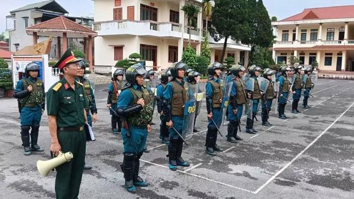 Ban Chỉ huy quân sự xã Phú Lương huấn luyện phương án chiến đấu bảo vệ cơ quan, đơn vị. (Ảnh: DUY ĐỨC)