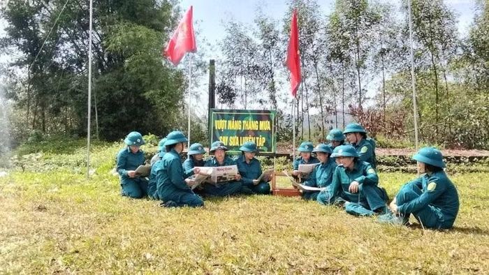 Phút nghỉ ngơi trên thao trường huấn luyện của dân quân tự vệ xã Yên Trạch. (Ảnh: DUY ĐỨC)