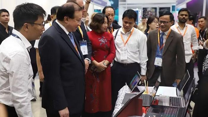 Các đại biểu tham quan các gian hàng trong ngày khai mạc. (Ảnh: NHẬT NAM)