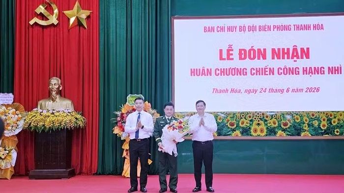Đại diện Thường trực Tỉnh ủy, Ủy ban nhân dân tỉnh Thanh Hóa tặng hoa chúc mừng Chỉ huy trưởng Ban Chỉ huy Bộ đội Biên phòng tỉnh Thanh Hóa.